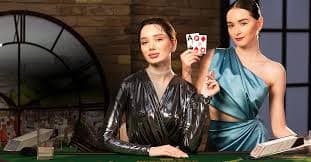 Dealer profesional memandu sesi Baccarat di meja Live Casino haha69